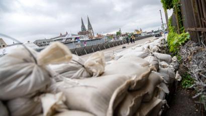 Bild: Pia Bayer/dpa
Ein Uferweg in Regensburg ist mit einer mobilen Hochwasser-Schutzwand gesichert, Sandsäcke liegen bereit. Die Donau ist bereits weit über die Ufer getreten. Das Hochwasser soll weiter steigen.