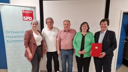 Bild: Katharina Fertsch/exb
Der SPD-Ortsverein Haselmühl-Kümmersbruck ehrt einige Mitglieder (von links): Fraktionsvorsitzende Lisa Hartinger, Herbert Breitkopf, Vorsitzender Hans Hartinger, Bundestagsabgeordnete Marianne Schieder und Monika Rambach.