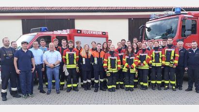 Bild: sis
Die neuen Feuerwehrleute nach der bestandenen Prüfung mit Ausbildern und Führungskräften.
