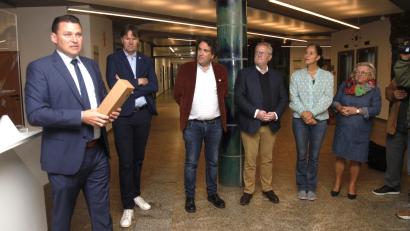 Bild: Hirsch
Landrat Thomas Ebeling (links) heißt im Landratsamt die Vorsitzende des Libourne-Vereins, Sonja Dietl, Stadträtin Gabi Höper, Oberbürgermeister Andreas Feller, Libournes Bürgermeister Philippe Buisson und Sous-Prefet Matthieu Doligez (von rechts) willkommen.