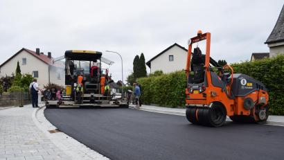 Bild: szl
Nach über dreijähriger Bauzeit geht die Gesamtbaumaßnahme in der Kleinklenauer Straße und im Angerweg in Tirschenreuth zu Ende. Die Asphaltierungsarbeiten sind der letzte große Akt. Bis Ende Juni sollen auch die Restarbeiten erledigt sein.