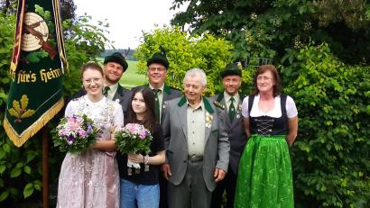 Bild: Schützenverein Wildenau/exb
Der Schützenverein Wildenau würdigte seine Gaujugendköniginnen. Im Bild (von links) Luftgewehr-Gaujugendkönigin Maja Haubner, Josef Roth, Luftpistolen-Gaujugendkönigin Hanna Lindner. Schützenmeister Stephan Trautner, Ehrenschützenmeister Ludwig Haubner, Zweiter Schützenmeister Harald Albrecht und Gaudamenleiterin Angela Petersohn.