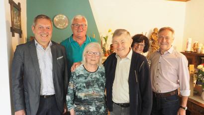 Bild: kek
Zu einem 70-jährigen Ehejubiläum darf Bürgermeister Joachim Neuß (links) nur selten gratulieren. Anna und Karl Fuchs aus Auerbach feierten Gnadenhochzeit. Mit im Bild sind ihre Söhne Karl und Georg sowie Schwiegertochter Anja.