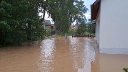 Bild: rha
Die Wassermassen schwemmen in Vilseck einen kleinen Steg weg.