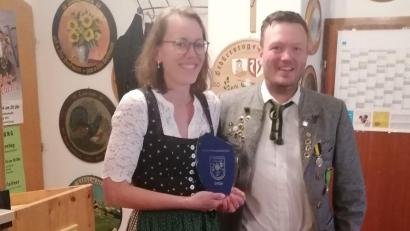 Bild: Hermann Schmidt
Der Gewinnerin des Gau-Eröffnungspokals, Stephanie Dotzler, gratuliert Schützenmeister Johannes Wenkmann.