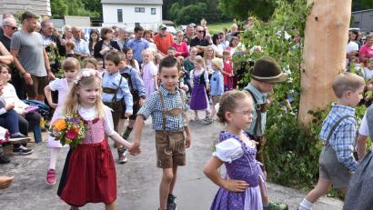 Bild: no
14 Mädchen und 12 Jungen aus der Kita St. Vitus zeigten beim Baumaustanzen in Illschwang ihre tänzerischen und gesanglichen Fähigkeiten.