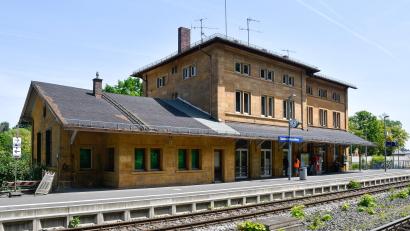 Archivbild: Petra Hartl
Er schaut von außen zwar noch halbwegs intakt aus, doch innen ist der Sulzbacher Bahnhof sehr marode und das Dach undicht. Weil der Verkauf an die Rinkenburger Objektbau GmbH scheiterte, wird das Gebäude nun wohl noch lange ein Leerstand bleiben – die künftige Nutzung ist nun wieder völlig offen.