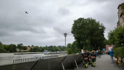 Bild: Isabella Rutherford
Ein Hubschrauber fliegt über die Donau, um mögliche Gefahren aus der Luft zu entdecken.