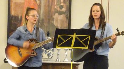 Bild: Bebbo Schuller/exb
Das Duo Marina und Magdalena aus Weiden zeigt das Foto bei seinem Auftritt in Pfreimd.