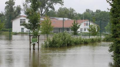 Bild: jum
Das Sportgelände des VfR Haag ist komplett überflutet. Erst 2013 hatte ein Amper-Hochwasser die Anlage komplett zerstört, sie wurde mit Millionen-Aufwand wieder aufgebaut.