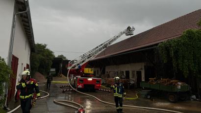 Bild: Feuerwehr Vilseck
Beim Brand in Oberschalkenbach wurde auch die Drehleiter aus Sulzbach-Rosenberg angefordert. Das Fahrzeug musste wegen des Hochwassers einen Umweg nehmen.