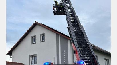 Bild: PHM Müllner, PI Neunburg vorm Wald/exb
Zahlreiche Einsatzkräfte rücken nach einem Blitzschlag zu einem Mehrfamilienhaus in Penting aus.