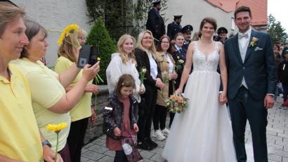 Bild: kro
Laura und Johannes Grillmeier heirateten am Samstag kirchlich, zwei Tage nach der standesamtlichen Trauung. Im Ehrenspalier gratulierten unter anderem die KLJB Beidl und die Pilgerfreunde Beidl.