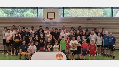 Bild: le/exb
Die Basketballer haben sich in der Flosser Schulturnhalle heiße Kämpfe geliefert.