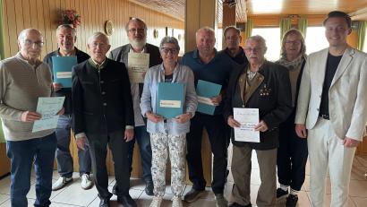 Bild: G. Steiner/exb 
Die Geehrten der Neustädter Freien Wähler mit MdL Julian Preidl (rechts) und (links daneben) Kreisvorsitzender Gabriela Bäumler.