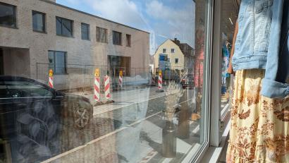 Bild: pz
Nur mehr der Gehweg trennt das Geschäft "Kleiderwald" vom Durchgangsverkehr in der Egerer Straße: Wegen Tiefbauarbeiten an der künftigen Landesamts-Außenstelle wird der Verkehr über den Parkstreifen geleitet - mit entsprechenden Folgen für den Umsatz.
