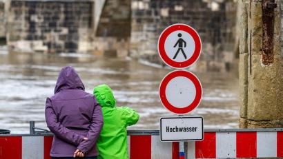 Symbolbild: Armin Weigel/dpa
Ein Schild warnt an der Steinernen Brücke vor dem Hochwasser der Donau. In Regensburg wurde am Montag der Katastrophenfall ausgerufen.