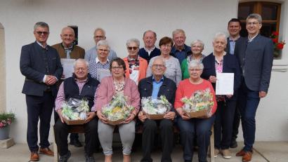 Bild: wel
Der Vorsitzende des Gartenbau- und Ortsverschönerungsvereins Markus Kurz, Landrat Thomas Ebeling (von rechts) und Bürgermeister Martin Birner (links) ehren die Gründungsmitglieder.