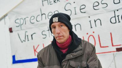 Bild: Paul Zinken/dpa
Diese Woche ist der 49-jährige Wolfgang Metzeler-Kick in eine Klinik gebracht worden. Grund sei ein Kreislaufkollaps nach 89 Tagen Hungerstreik gewesen, hieß es.
