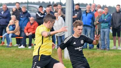 Bild: gb
Die SpVgg Windischeschenbach (gelbe Trikots, im Spiel gegen TSV Reuth) und die SG Seugast/Schlicht II haben jeweils zwei Relegationsspiele verloren. Nun könnten beide Mannschaft in einer weiteren Partie um den Kreisligaaufstieg kämpfen.