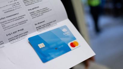 Symbolbild: Sven Hoppe/dpa
So sehen die Bezahlkarten für Asylbewerber aus.