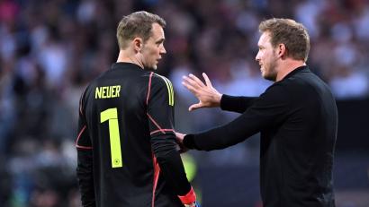 Bild: Federico Gambarini/dpa
Bundestrainer Julian Nagelsmann und Torwart Manuel Neuer (links) unterhalten sich nach der Nullnummer gegen die Ukraine.