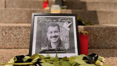 Bild: Gabi Schönberger
Für den verstorbenen Polizisten aus Mannheim Rouven L. stellte eine anonyme Bürgerin eine Gedenktafel vor der Weidener Polizeiinspektion auf.
