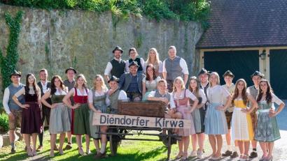 Bild: Diendorfer Kirwaleit/exb
Die zwölf Diendorfer Kirwapaare durften für ihre Fotos heuer das Schlossgelände in Guteneck nutzen.