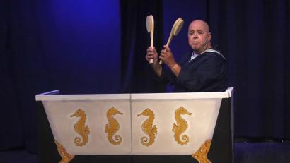 Bild: mfh
Das Bild mit der Badewanne ist zwar ein Teil des Programms von Alfred Gerhards, aber es spiegelt nicht den ganzen Inhalt wider. In der Regel ist es leiser und gediegener, vor allem aber auch eine ehrliche Hommage an den Dichter.