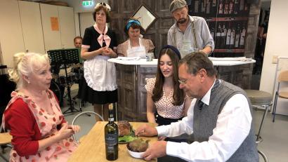 Bild: wro
Das Musiktheater-Ensemble der Kreismusikschule Tirschenreuth serviert diesmal „Another opening, another show“.