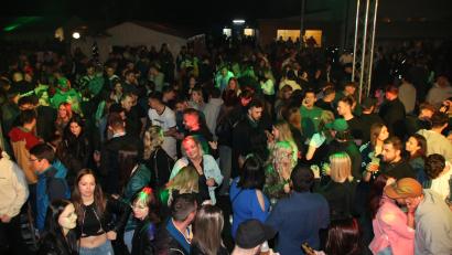 Bild: sne
Trotz Dauerregens kommen hunderte Gäste auf die beliebte Beachparty nach Dießfurt.