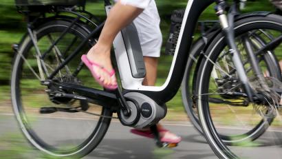 Symbolbild: Roland Weihrauch/dpa
Am Montag kam es in der Egerstraße gegen 9.30 Uhr zu einem Verkehrsunfall zwischen einer Radfahrerin und einem Autofahrer.