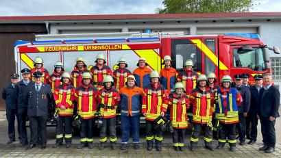 Bild: egl
Zwei Gruppen der Feuerwehr Ursensollen stellen sich der Leistungsprüfung. Zum Bestehen gratuliert auch Bürgermeister Albert Geitner (rechts).