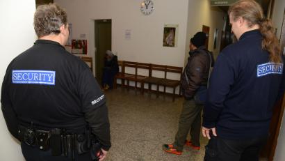 Symbolbild: Hartl
Es gibt Fälle schwieriger Jugendlicher, an denen sich auch gestandene Sozialpädagogen die Zähne ausbeißen. In solchen Fällen nutzt das Schwandorfer Kreisjugendamt Security-Firmen, die ein Auge auf die betreffenden jungen Leute haben.