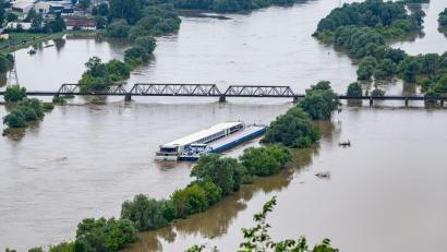 Bild: Armin Weigel/dpa
Zwei Schiffe liegen im Hochwasser der Donau. In Bayern herrscht nach heftigen Regenfällen vielerorts weiter Land unter.