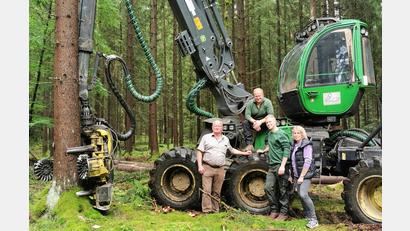 Bild: Portner
Reinhard Gürtler (links) aus Kühried war vor 30 Jahren Harvester-Pionier. Gattin Angela sowie die Söhne Matthias (Mitte) und Marco unterstützen im Betrieb.