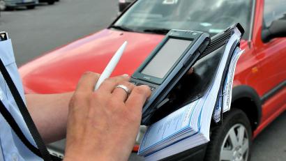 Symbolbild: Karin Wilck
Die Polizei Marktredwitz ermittelt gegen einen 68-jährigen Mann. Er soll eine 49-jährige Mitarbeiterin der kommunalen Verkehrsüberwachung beleidigt und bedroht haben.