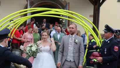 Bild: Willi Ertl
Zahlreiche Feuerwehrleute sowie Aktive der Kirwagemeinschaft und der SG Seugast/Schlicht bilden das Ehrenspalier bei der Hochzeit von Deborah und Daniel Ritz in Sorghof.