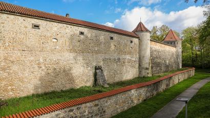 Bild: Wolfgang Steinbacher
Eine mittelalterliche Stadtbefestigung wie aus dem Bilderbuch: Die Amberger Stadtmauer beim Nabburger Tor.