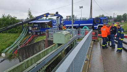Bild: Fritz Kristel/exb
Mit seiner leistungsstarken Pumpe war das Nabburger THW auch beim Klärwerk in Moosburg im Einsatz.