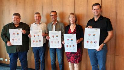 Bild: mfh
Für ihre Gemeinden unterschrieben (von links) Dieter Dehling (Illschwang), Reiner Pickel (Weigendorf), Peter Achatzi (Neukirchen), Brigitte Bachmann (Birgland) und Roman Berr (Etzelwang) die Verträge über die Kooperation in einer Integrierten Ländlichen Entwicklung.
