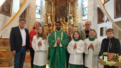 Bild: Josef Söllner/exb
Pater Martin bei der Verabschiedung in der Pfarrkirche Ebnath mit Pfarrgemeinderatssprecher Sebastian Wolf (links) und Kirchenpfleger Stefan Kausler (hinten rechts).