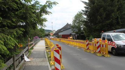 Bild: soj
Die Arbeiten an der Fichtelnaabbrücke in Ebnath schreiten zügig voran. Allerdings muss für die weitere Instandsetzung das Bauwerk ab nächster Woche komplett gesperrt werden. Bislang konnte der Verkehr noch halbseitig an der Baustelle vorbeigeleitet werden.