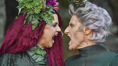 Bild: Florian Miedl/fph
Angezettelt wird das große Verwirrspiel im "Sommernachtstraum" von den bekannten Luisenburg-Schauspielern Nikola Norgauer und Paul Kaiser, die in dieser Saison­ Shakespeares magisches Königspaar im Machtkampf mimen.