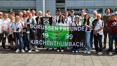 Bild: exb; Borussenfreunde/Simone Sendlbeck
Beim letzten Heimspiel wurden Vertreter des offiziellen Borussia-Münchengladbach-Fanclubs „Borussenfreunde Kirchenthumbach“ für das 25-jährige Bestehen des Fanclubs in Mönchengladbach geehrt.