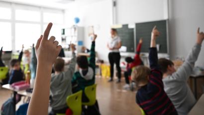 Symbolbild: Bernd Weißbrod
Drei Schulen in Weiden werden ab dem kommenden Schuljahr mit dem Startchancen-Programm gefördert.
