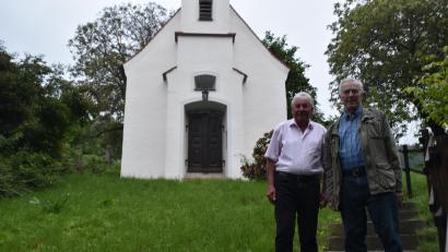Bild: hcz
Hans Forster und Alois Lukas vor der Tröglersrichter Dorfkapelle. Der Erlös des CSU-Ortsteilfestes wird der weiteren Renovierung der Kapelle zur Verfügung gestellt.
