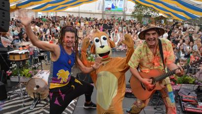 Bild: jr
"Rodscha aus Kambodscha" (rechts) und "Tom Palme" bei ihrem Auftritt am Montagnachmittag im nahezu vollbesetzten Festzelt in Konnersreuth. Mit ihrem Mitmachkonzert begeisterten sie das junge Publikum.
