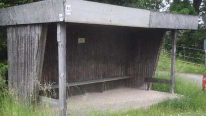 Bild: fz
Das Buswartehaus in Obersdorf. Die Holzhütte wird wie in sechs weiteren Ortsteilen abgebaut und durch Glasobjekte ersetzt. Die Asbesteindeckungen müssen entsorgt werden.
