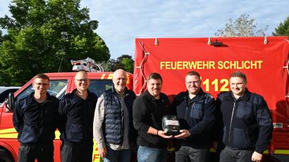 Bild: Feuerwehr Schlicht/exb
Bei der Übergabe des gespendeten Defibrillators (von links): die beiden Feuerwehr-Vorsitzenden Fabian Lukesch und Jürgen Kredler, von der Firma EEATec Peter Lehner und Christian Hütter sowie die beiden Kommandanten Stefan Geier und Markus Heuberger.